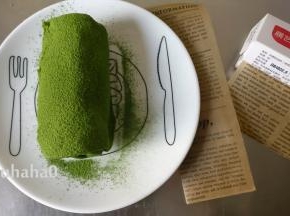 取出冷藏的毛巾卷，一小勺抹茶粉用细筛子筛在表面，抹茶粉的用量不在配方中；
裁一张漂亮的油纸，宽度是毛巾卷的1/3，包起来即可