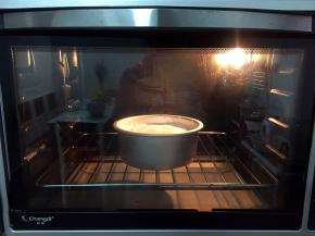 放进预热好的烤箱，上火90度，下火150度，下层50分钟