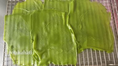 揭下饼皮平放在网架上放凉