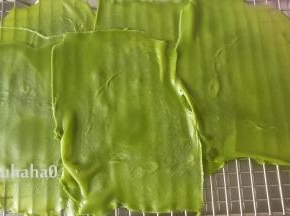 揭下饼皮平放在网架上放凉