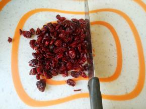 将蔓越莓切碎