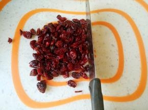 将蔓越莓切碎