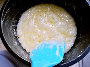 开小火翻炒至棉花糖融化，与黄油混合均匀