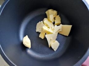 在不粘锅中放入黄油