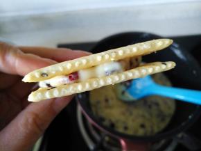 盖上另一块饼干，轻轻压一下