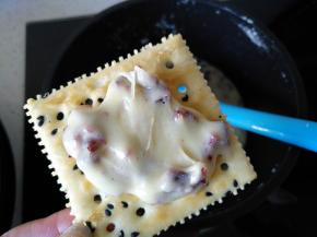 在一片饼干上抹适量牛轧糖