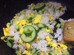 加入炒过的黄瓜。翻炒片刻