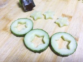 切几片黄瓜，厚片，用磨具压出想要的形状