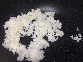 将米饭倒入锅中，翻炒，打散，2分钟后出锅可装盘