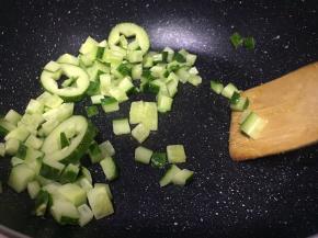 将黄瓜丁入锅，翻炒2分钟，出锅