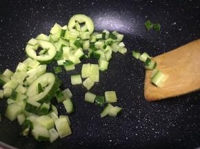将黄瓜丁入锅，翻炒2分钟，出锅
