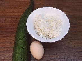 将米饭，鸡蛋，黄瓜准备好