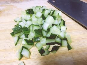 将黄瓜洗净，切丁，半截黄瓜一个人的分量