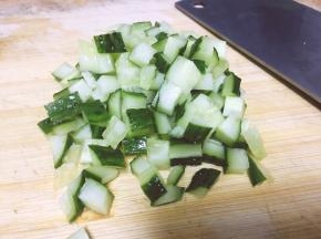 将黄瓜洗净，切丁，半截黄瓜一个人的分量