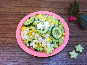 出锅装盘，上面白色的是煮熟的鸡蛋，压的花，装饰一下，摆上压好黄瓜的五角星，即可。