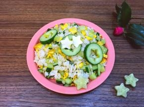 出锅装盘，上面白色的是煮熟的鸡蛋，压的花，装饰一下，摆上压好黄瓜的五角星，即可。