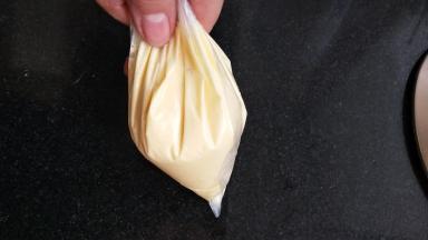 让蛋液流向一个角