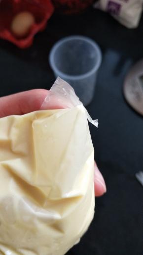 用剪刀减掉小小的一个小角