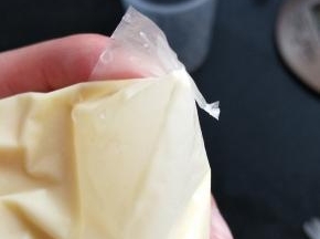 用剪刀减掉小小的一个小角