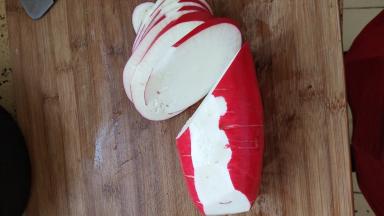 红萝卜去头去尾先切成片