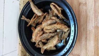 油炸好的小鱼备好一份