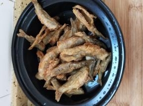 油炸好的小鱼备好一份