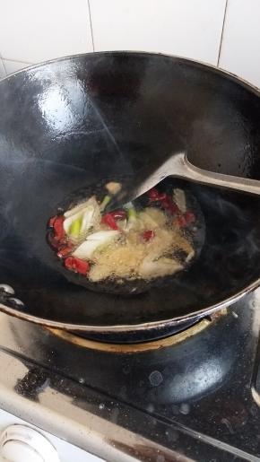 热锅入油爆香作料