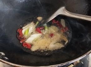 热锅入油爆香作料