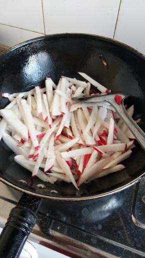 倒入萝卜丝翻炒