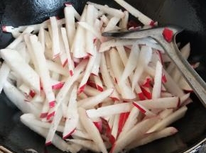 倒入萝卜丝翻炒