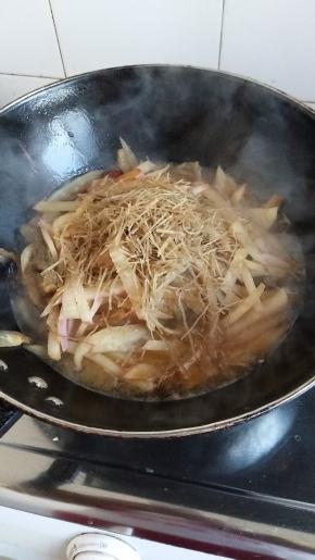 加入粉条和适量水加盖烧