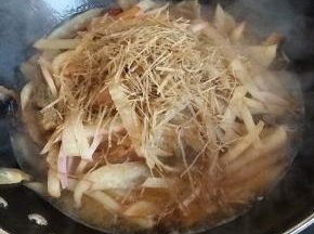 加入粉条和适量水加盖烧