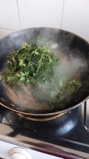 烧到萝卜熟后加入盐加入香菜出锅