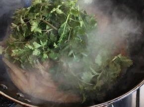 烧到萝卜熟后加入盐加入香菜出锅