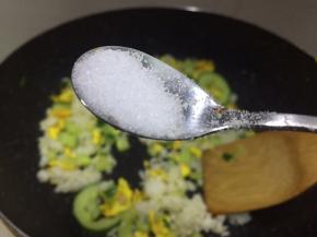 加一勺盐，翻炒均匀。