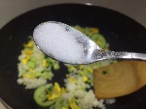 加一勺盐，翻炒均匀。