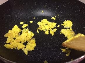用木铲打散，翻炒八成熟即可，装盘