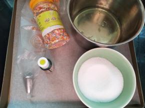 材料准备好，中号8齿裱花嘴套入大号一次性裱花袋