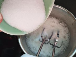 蛋白里加入几滴柠檬汁或者白醋，去腥味。打蛋器进行打发，出现鱼眼泡加入1/3细砂糖