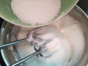 出现细泡加入2/3细砂糖