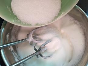 出现细泡加入2/3细砂糖