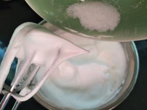 大弯钩加入剩下的细砂糖