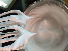 提起打蛋器呈小尖角