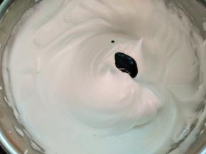 加入绿色色素，低速打发