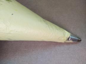 蛋白霜装入裱花袋