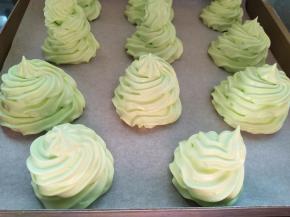 烤盘垫油纸，先底部挤一圈，绕圈圈