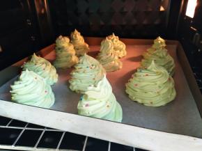 烤箱中层上下火100℃烤60-70分钟