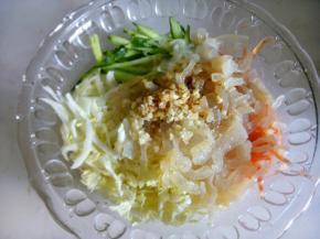 放蒜末，盐，醋，白糖，鸡精，生抽，香油。