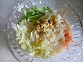 放蒜末，盐，醋，白糖，鸡精，生抽，香油。