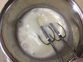中速打发至粗泡消失，加入三分之一白砂糖